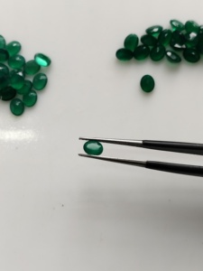 Onyx vert naturel 5x4MM, coupe ovale, pierre précieuse de qualité supérieure, en vrac, pour la fabrication de bijoux - Product Image 3