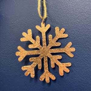 Adornos Colgantes de Copos de Nieve Metálicos con Diseño Martillado a Precio de Mayoreo - Product Image 5