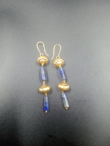 Pendientes de Aro Minimalistas Amaira Jewels, Chapados en Oro, con Perlas de Agua Salada, Diseño para Parejas, Corte Brillante, Color Azul Fantasía, para Uso Diario Femenino - Product Image 1