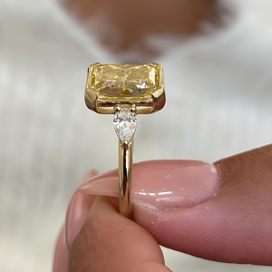 Anillo de compromiso de diamante amarillo de talla radiante en oro amarillo con piedras laterales marquesa, engaste de puntas tipo brújula para mujer. - Product Image 4