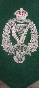 Patch triangulaire en feutre non tissé fait main avec motif couronne, ancre et couronne de laurier brodés, appliqué à coudre pour sacs - Product Image 3