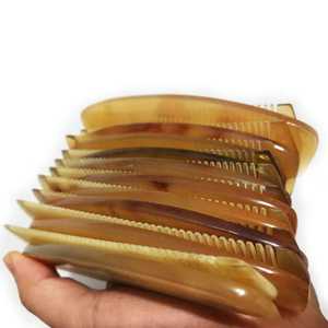 Peigne à cheveux en corne de vache fait main, écologique et personnalisé, design moderne, forme naturelle pour femmes - Cadeau d'affaires, décoration d'intérieur - Product Image 1