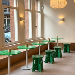 Mesa de Centro de Plástico Reciclado, Diseño Moderno, Impermeable, Duradera, Ecológica, Apilable, con Marco Metálico, Fácil de Montar, 4GoodThings Home - Product Image 6