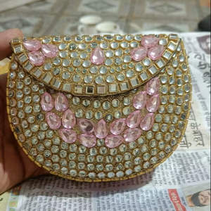 Bolso de mano nupcial artesanal con piedras Kundan y asa de perlas, bolso de diseñador étnico para bodas y fiestas. - Product Image 6