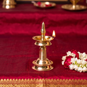 Lampe à huile Diya en laiton avec support, design décoratif, pour la prière hindoue, le temple domestique, le Mandir, Diwali et les occasions spirituelles - Product Image 3