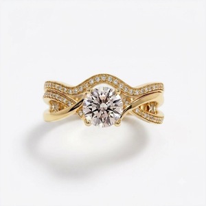 Bague de fiançailles en or jaune 10K avec diamant de laboratoire CVD HPHT rond de 3,10 carats couleur E VS1 et alliance assortie incurvée de 0,12 carat - Product Image 5
