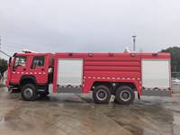 Nouveau camion-citerne diesel pour pompiers, équipement de lutte contre l'incendie avec bateaux, pompes, arroseurs, uniformes, réservoir de plus de 10 000 L, hauteur de travail maximale de 65 m