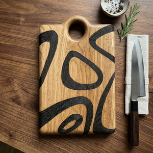 Planche à découper artisanale en bois de chêne avec des lignes tourbillonnantes noires texturées et audacieuses, trou de suspension supérieur, design artistique pour couper les légumes - Product Image 2