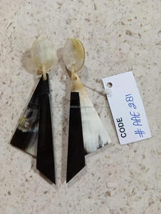 Boucles d'oreilles personnalisées en résine époxy noire et jaune de belle forme pour un usage traditionnel et ethnique - Product Image 6