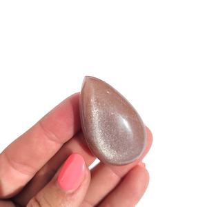 Vente en gros de pendentif sculpté de style Feng Shui cabochon pierre de lune pêche naturelle pierre de soleil goutte divine pierre semi-précieuse artisanat - Product Image 1