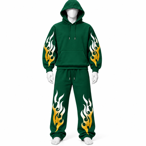 Ensemble de survêtement vert pour homme avec sweat à capuche et pantalon de survêtement à motif de flammes blanches et jaunes - Product Image 1