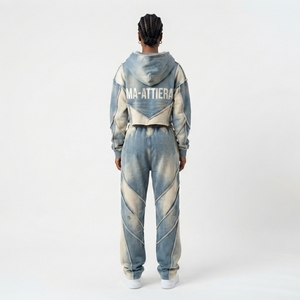 Conjunto de chándal de dos piezas para mujer: Sudadera con capucha corta bordada y cremallera, y pantalones jogger anchos con cinturón. - Product Image 2