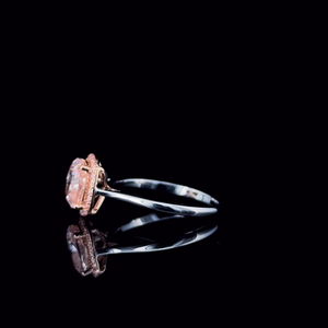 แหวนเพชรทรงคุชชั่นสีชมพูแฟนซี รับรองโดย IGI ทองคำขาว 18K ของขวัญสำหรับผู้หญิงในโอกาสแต่งงานและหมั้น ทรงกลมเจียระไนแบบบริลเลียนท์ - Product Image 5