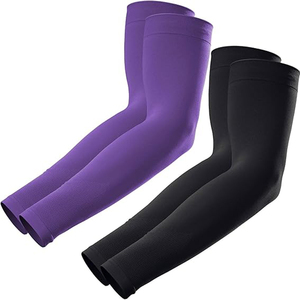 Mangas de compresión personalizadas transpirables de poliéster morado y negro con protección UV UPF50+ para jóvenes y adultos, ideales para baloncesto. - Product Image 1