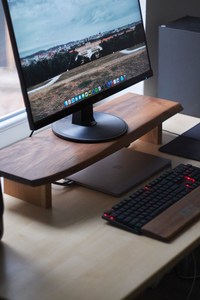 Organisateur de bureau et support d'écran surélevé en bois massif à bords naturels, fait main, en bois d'acacia de luxe - Product Image 4