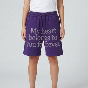 Pantalones cortos de chándal de felpa para mujer con pedrería, cintura con cordón, letras de pedrería y ajuste holgado, estilo casual - Product Image 1