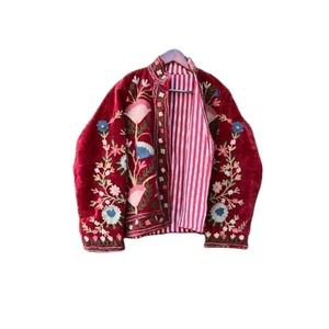 Veste matelassée en coton brodée Suzani en velours rouge, faite à la main, avec boutons floraux, style bohème, kimono d'hiver, vêtement ethnique artisanal - Product Image 4