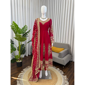 Collection de costumes de luxe au design accrocheur en faux georgette avec broderie de fils et travail de sequins, style pakistanais - Product Image 1