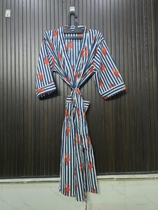 เสื้อคลุมอาบน้ำผ้าฝ้ายยาวสำหรับผู้หญิง สีน้ำเงินเข้ม ลายกุ้งก้ามกราม แขนสามส่วน เสื้อคลุมอาบน้ำลำลอง คอวี ผ้าทอเนื้อนุ่ม - Product Image 2