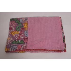 ผ้าห่มควิลท์ลายพิมพ์แบบวินเทจทำมือจากลาวีนาส ผลิตจากผ้าฝ้ายอินเดีย ลายดอกไม้  แบบย้อนกลับด้านได้  เป็นมิตรต่อสิ่งแวดล้อม ซักได้  สไตล์โบโฮ - Product Image 3