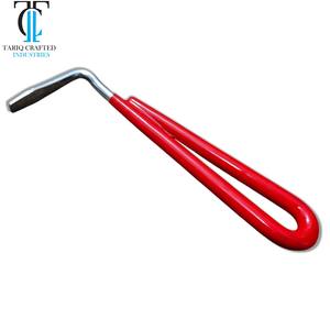 Herramienta de Limpieza de Pezuñas para Caballos, Cuidado Equino, TARIQ CRAFTED INDUSTRIES - Product Image 1