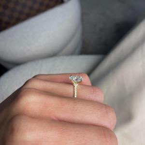 Anillo de Compromiso con Diamante Cultivado en Laboratorio de Corte Ovalado de 1.80 Quilates, con Halo Oculto Único y Engaste de Piedras Laterales, Oro Amarillo de 14k, Certificado IGI - Product Image 3