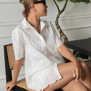 Ensemble coordonné chemise et short blancs en broderie anglaise pour femme - Product Image 1
