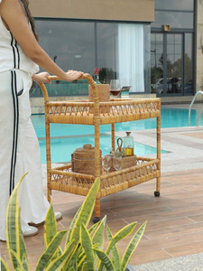 Carrito de Bar Rodante de 2 Niveles de Ratán, Carrito para Servir Vino, Carrito Utilitario, Carrito de Almacenamiento para Cocina, Estante para Condimentos con Ruedas - Product Image 3
