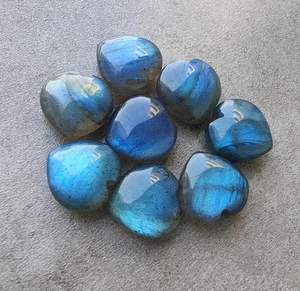 ลาบราดอไรต์ธรรมชาติรูปหัวใจทรงบริโอเล็ตแบบคาโบชอง ขนาดมาตรฐาน ขายส่ง อัญมณีเม็ดเดี่ยว คริสตัลบำบัด - Product Image 5