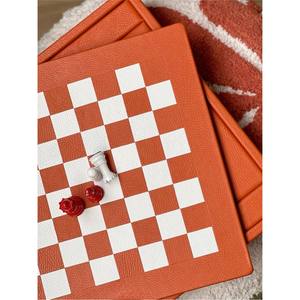 Jeu d'échecs en cuir de style nordique moderne, plateau de jeu de voyage minimaliste orange, grand échiquier de luxe avec pièces lestées pour adultes - Product Image 1