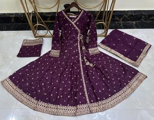 Colección Ssumaira: Hermoso conjunto listo para usar de angrakha de seda bordado, con plazzo bordado y dupatta de organza. - Product Image 4