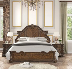 Lit à panneaux traditionnel Leovanni, en acajou, orné de sculptures raffinées et d'une finition luxueuse brun foncé pour la chambre. - Product Image 1