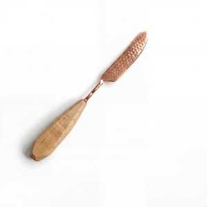 มีดเนยทองแดงพร้อมด้ามไม้ ขอบหยัก ผิวแบบตอกลาย อุปกรณ์ครัว 1 ชิ้น - Product Image 4