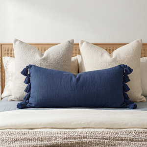 Housse de coussin lombaire décorative bleue avec pompons, coussin de banc moderne style ferme - Product Image 1