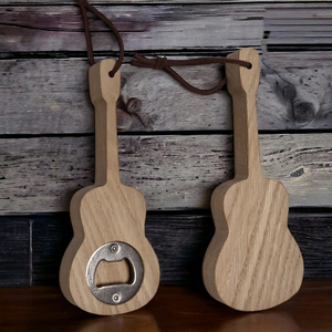 Abridor de botellas de madera con forma de guitarra, hecho de madera de nogal claro de primera calidad, con una práctica correa de cuero, ideal para regalos temáticos para músicos. - Product Image 4