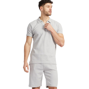 Ensemble de détente deux pièces pour homme personnalisé, vert olive, t-shirt et short avec poche et détails contrastés élégants, ensemble décontracté pour homme - Product Image 3