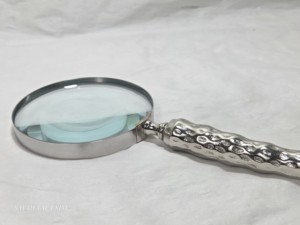 แว่นขยายแบบมีด้ามจับลายตอกสีเงินสุดหรู สไตล์วินเทจ สำหรับตกแต่งโต๊ะทำงาน อ่านหนังสือ ของตกแต่งสำนักงาน หรือเป็นของขวัญ - Product Image 2