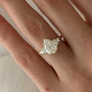 Bague de fiançailles à cinq pierres en diamant de laboratoire taille poire de 2 carats, bague de demande en mariage classique, certifiée IGI - Product Image 2