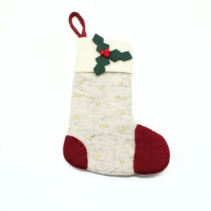 Chaussette de Noël en laine blanche de haute qualité, faite à la main, douce, écologique, avec décoration de houx, à suspendre pour les fêtes - Product Image 1