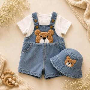Ensemble adorable pour bébé : salopette en jean, t-shirt à manches courtes avec applique ours et chapeau pour nourrissons et tout-petits - Product Image 1