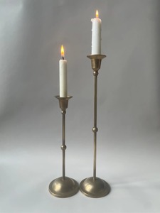 Porte-bougie haut en laiton moderne avec tige tournée élégante pour un style intérieur haut de gamme unique - Product Image 1