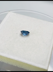 Saphir bleu naturel certifié IGI, taille ovale, 1,10 ct, qualité AAA, avec un lustre sublime, belle couleur, parfait pour la polissage. - Product Image 4
