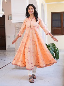 Kurta Anarkali de Rayón Color Durazno con Estampado Floral para Mujer, Cuello en V, Mangas Tres Cuartos, Diseñada para Uso Casual, Festivo y Étnico Global - Product Image 3