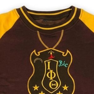 Sudadera de Fraternidad Iota Phi Theta con Escudo de Chenille, Color Marrón Dorado, Prenda Griega Premium - Product Image 5
