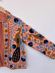 Chaqueta de algodón con bordado Aari kashmirí hecho a mano, abrigo de invierno artesanal indio tradicional con diseño de pavo real y flores con puntada de cadena. - Product Image 4