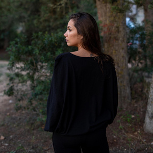 Chemise en coton bohème aérienne à manches ailées, silhouette fluide, idéale pour les tenues décontractées et de vacances par temps chaud - Product Image 4