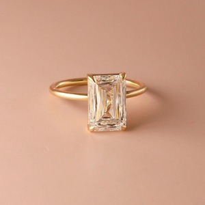 แหวนแต่งงานเพชรทรงเอเมอรัลด์คัท 4 กะรัต รับรองโดย GRA ดีไซน์มินิมอลสำหรับผู้หญิง ชุบทอง 14K แบบ 4 กรงเล็บ วงแหวนโค้งมนขนาด 1.8 มม. - Product Image 1