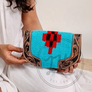 Nouveau portefeuille occidental élégant pochette en cuir usiné aztèque véritable sac à main d'outillage Vintage fait à la main pochette en cuir matelassé aztèque Unique - Product Image 4