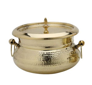 El brillante utensilio de latón pulido presenta un distintivo borde superior ancho y un cuerpo martillado. Disponible a precio de mayorista. - Product Image 3