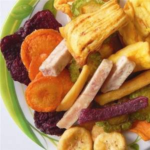 Mezcla de frutas secas VF fritas al vacío procesadas a partir de rodajas crujientes de cosecha tropical natural, ideal para aperitivos de fiesta a granel de Vietnam - Product Image 1